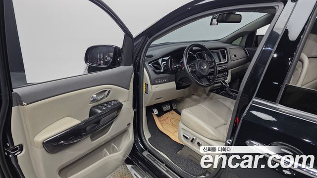 Kia Canival 2015 — photo 13