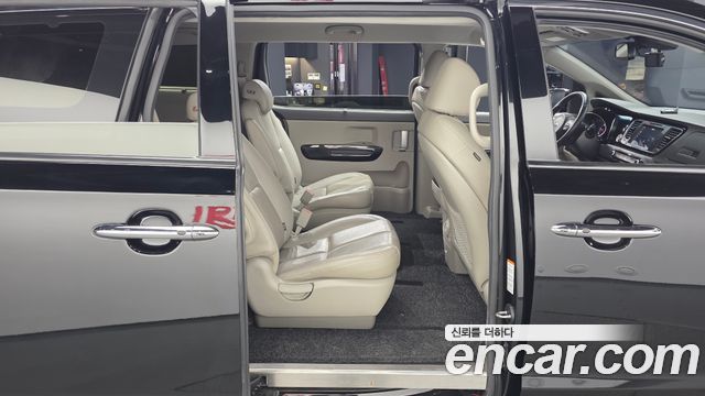 Kia Canival 2015 — photo 18