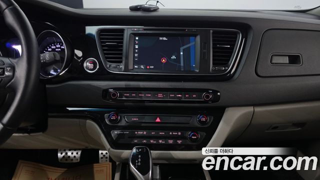 Kia Canival 2015 — photo 23