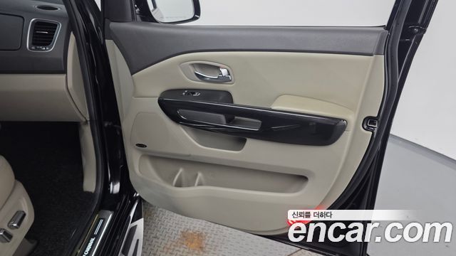 Kia Canival 2015 — photo 15