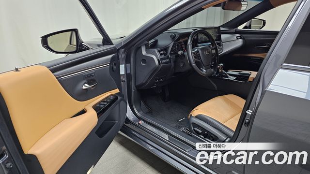 Lexus ES 2022 — photo 13