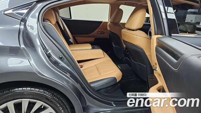 Lexus ES 2022 — photo 17