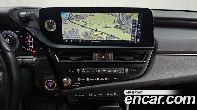 Lexus ES 2022 — photo 18