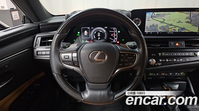 Lexus ES 2022 — photo 19