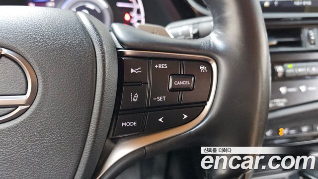Lexus ES 2022 — photo 23