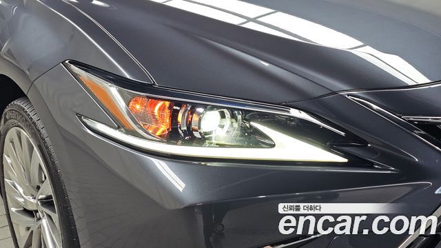 Lexus ES 2022 — photo 8