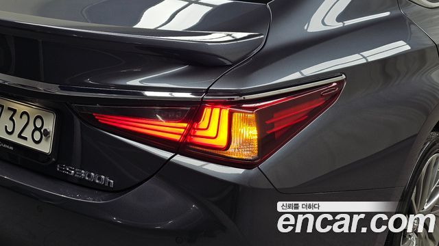 Lexus ES 2022 — photo 9