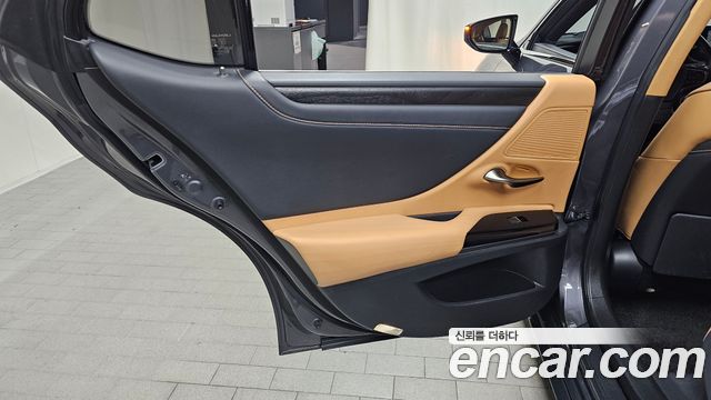 Lexus ES 2022 — photo 15