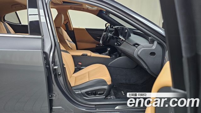 Lexus ES 2022 — photo 16