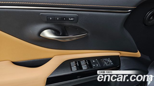 Lexus ES 2022 — photo 30