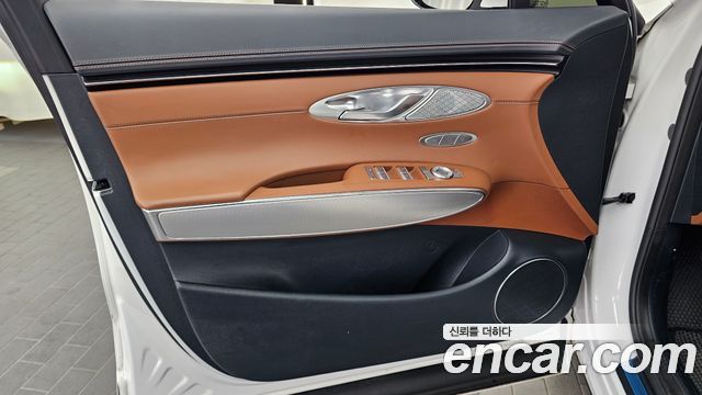 Genesis GV70 2023 — photo 14