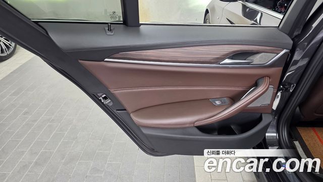 BMW 5-Series 2020 — photo 15