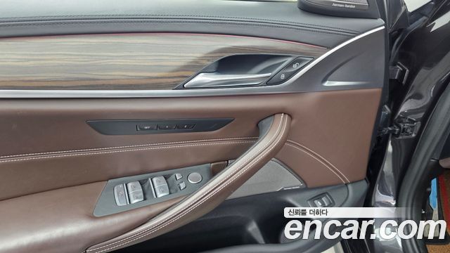 BMW 5-Series 2020 — photo 28
