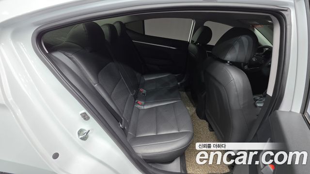 Hyundai AVANTE 2020 — photo 18