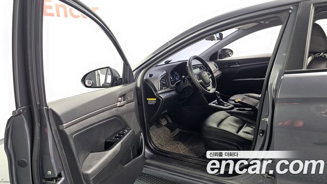 Hyundai AVANTE 2017 — photo 13