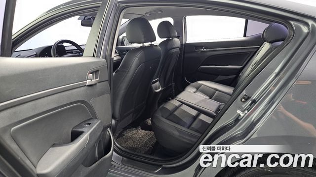 Hyundai AVANTE 2017 — photo 17