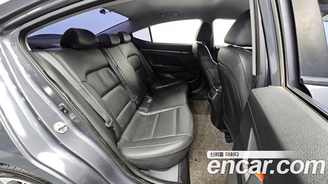 Hyundai AVANTE 2017 — photo 18