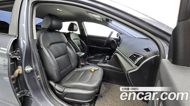 Hyundai AVANTE 2017 — photo 16
