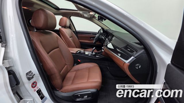 BMW 5-Series 2016 — photo 10