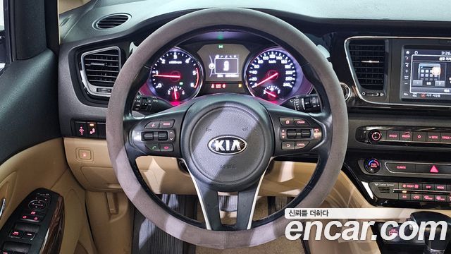 Kia Canival 2018 — photo 22
