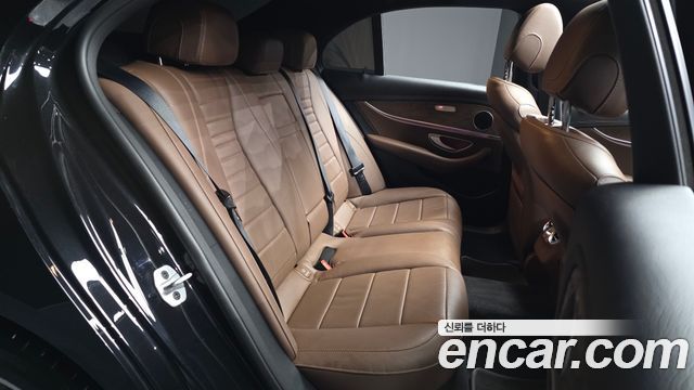 Mercedes-Benz E-Class 2021 — photo 17