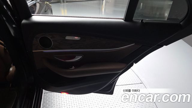 Mercedes-Benz E-Class 2021 — photo 15