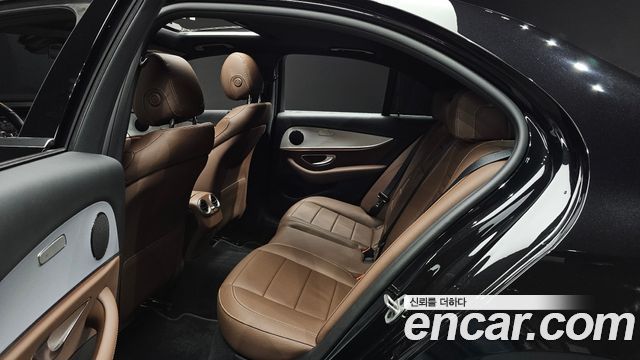Mercedes-Benz E-Class 2021 — photo 24