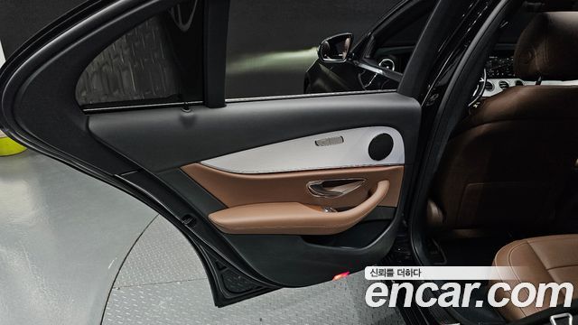 Mercedes-Benz E-Class 2021 — photo 15