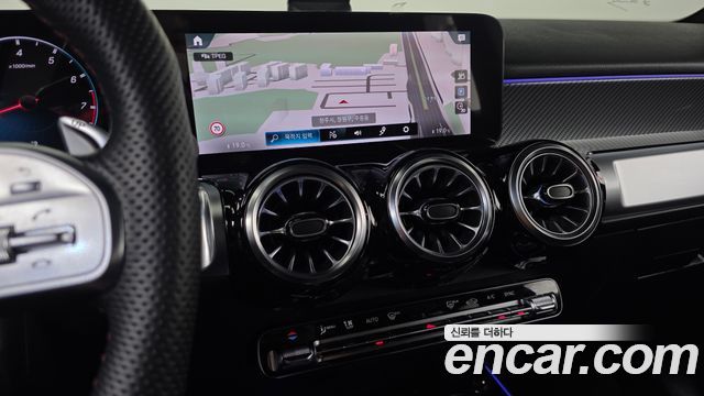Mercedes-Benz GLB-Class 2023 — photo 19