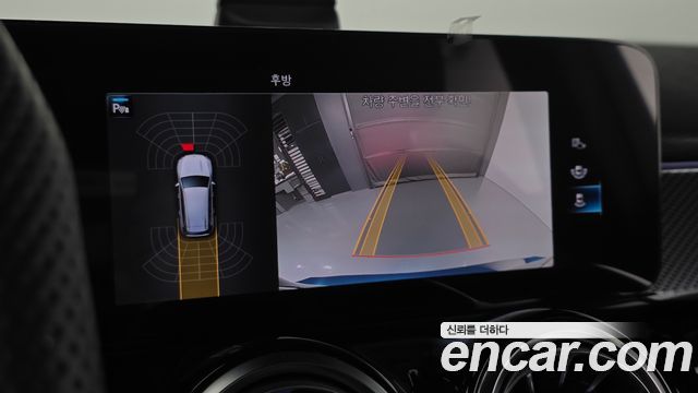 Mercedes-Benz GLB-Class 2023 — photo 21