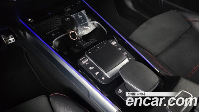 Mercedes-Benz GLB-Class 2023 — photo 24