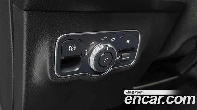 Mercedes-Benz GLB-Class 2023 — photo 25