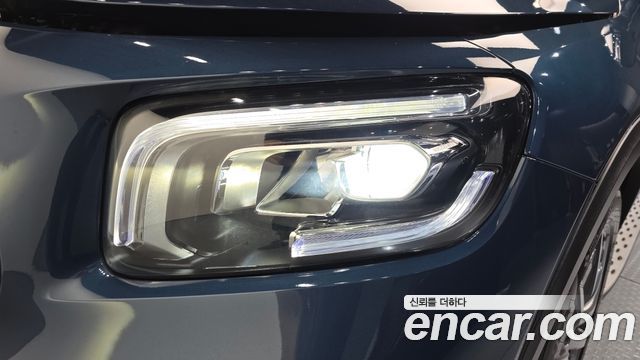 Mercedes-Benz GLB-Class 2023 — photo 8