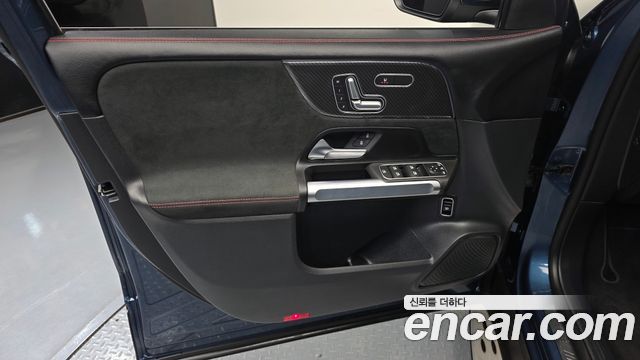 Mercedes-Benz GLB-Class 2023 — photo 14