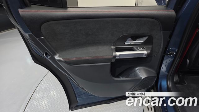 Mercedes-Benz GLB-Class 2023 — photo 15
