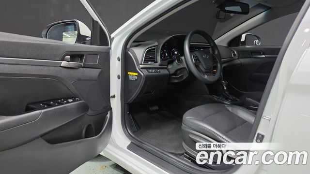 Hyundai AVANTE 2018 — photo 11