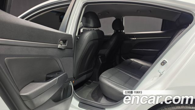 Hyundai AVANTE 2018 — photo 18
