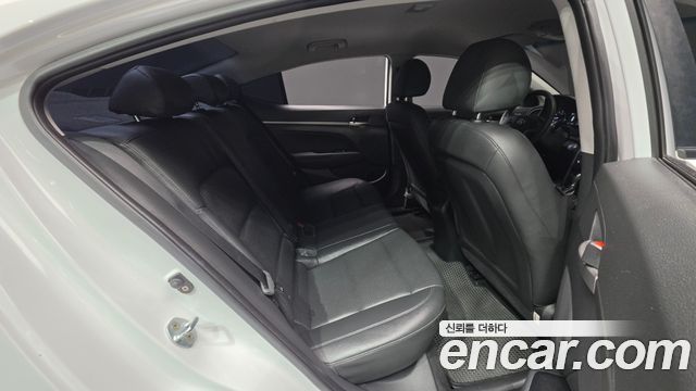Hyundai AVANTE 2018 — photo 19