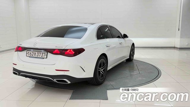 Mercedes-Benz E-Class 2025 — photo 4