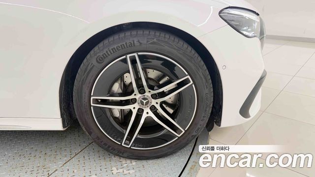 Mercedes-Benz E-Class 2025 — photo 8