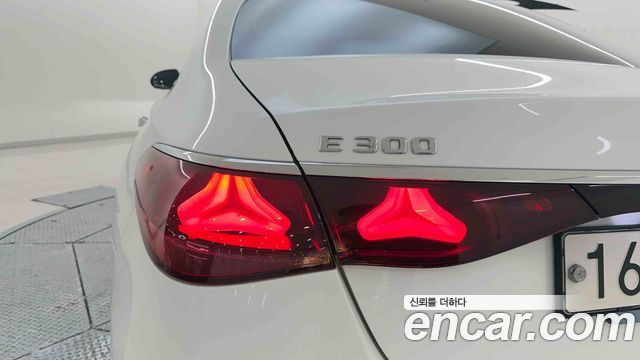 Mercedes-Benz E-Class 2025 — photo 10