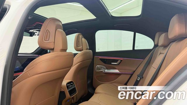 Mercedes-Benz E-Class 2025 — photo 18