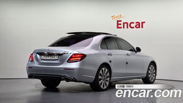 Mercedes-Benz E-Class 2017 — photo 2