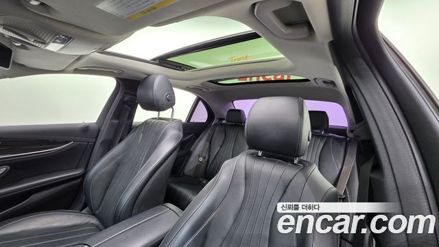 Mercedes-Benz E-Class 2017 — photo 12