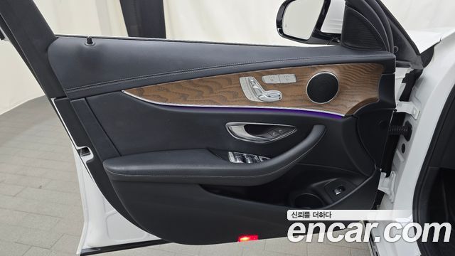 Mercedes-Benz E-Class 2021 — photo 14