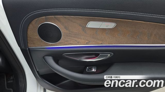 Mercedes-Benz E-Class 2021 — photo 30