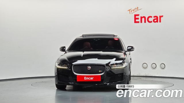 Jaguar XE 2019 — photo 3