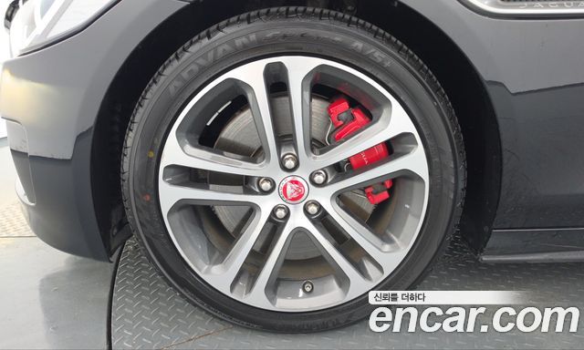 Jaguar XE 2019 — photo 5