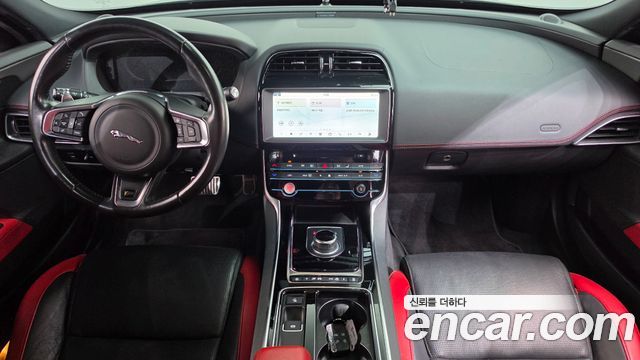 Jaguar XE 2019 — photo 10