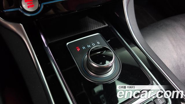 Jaguar XE 2019 — photo 12